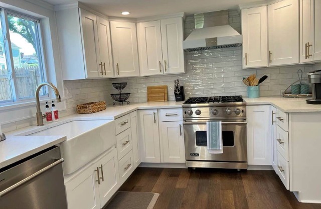 Newly renovated farmhouse - steps to Greenport Village