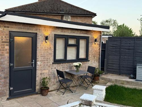 Newly Renovated - Free Parking - Peaceful Garden