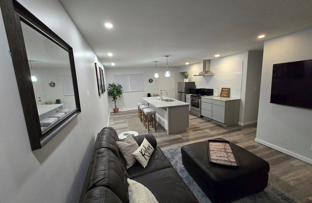 Newly Renovated; Near Ironman Raceway-Hitch Parking-Easy I-74, Casino, U of I