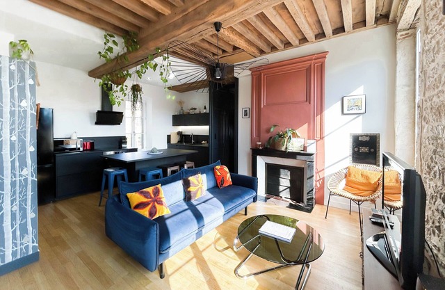 Newly renovated, quiet apartment. Free parking at the gateway to the city center