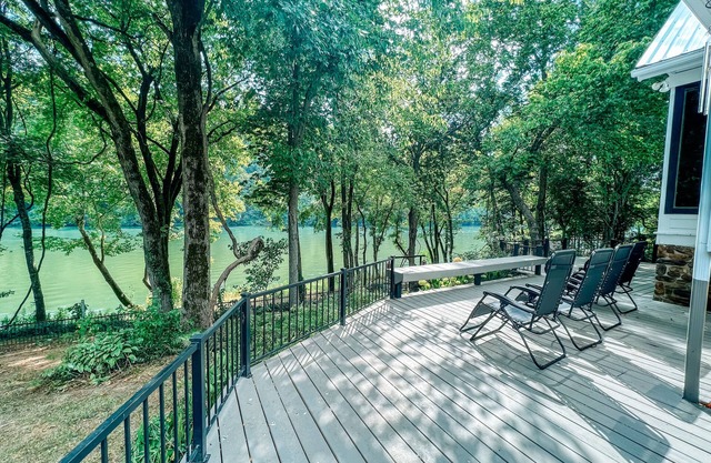 Newly Renovated White River Retreat, Breathtaking Views of the River, Sleeps 18