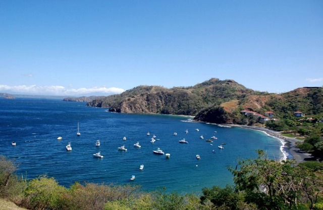 Newly Updated 2-bedroom condo in charming Playa Ocotal with AC, WiFi, 2 King bed