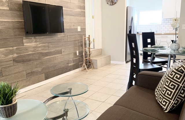 Newly updated cottage close to Downtown and beach