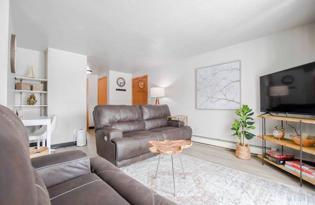 Newly Updated Two-bed Upper Suite in Green Bay