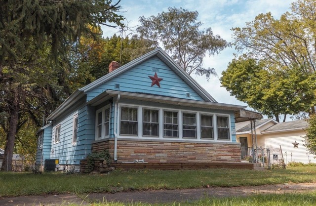 Nice 2-bedroom house with AC in South Bend, pet friendly.