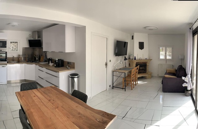 Nice 2 room apartment renovated on the ground floor of a house with swimming pool and exterior