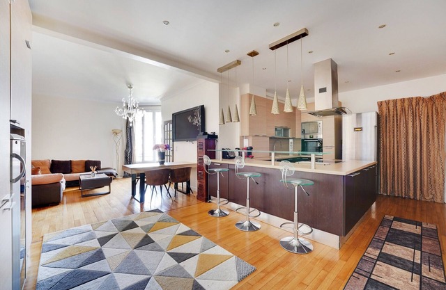 Nice 90m² - 2 bdr near Champs-Élysées, air-con.