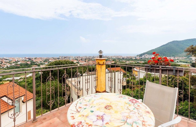 Nice apartment in villa for 5 guests with WIFI, A/C, pool, balcony and pets allowed