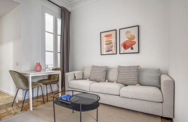 Nice Antiga Esquerra de l'Eixample 4BR w/A/C, Elev & W/D, by Blueground