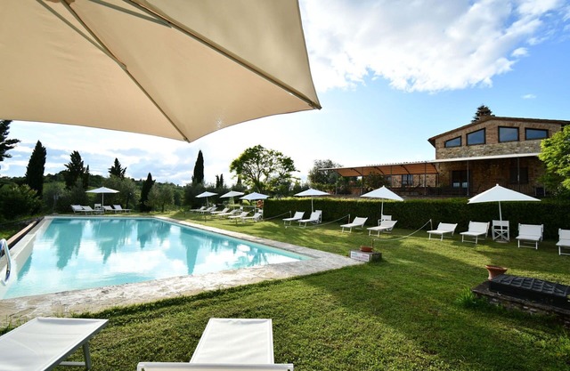 Nice apartment for 5 people with pool, WIFI, A/C, TV and pets allowed, close to Siena