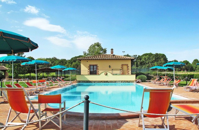 Nice apartment for 2 people with A/C, pool, WIFI, TV, patio and pets allowed