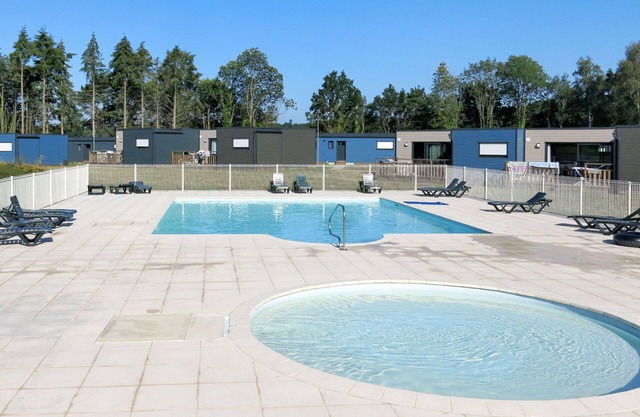 Nice apartment in villa for 4 guests with WIFI, pool, TV, terrace and pets allowed