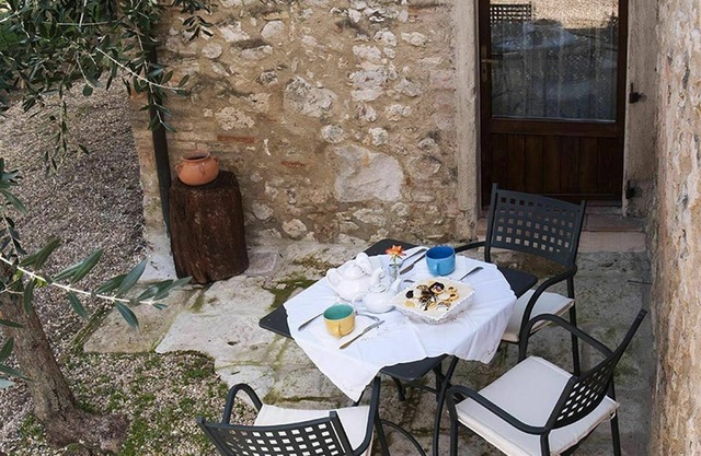 Nice apartment in villa with pool, A/C, WIFI, TV, patio and panoramic view, close to San Gimignano