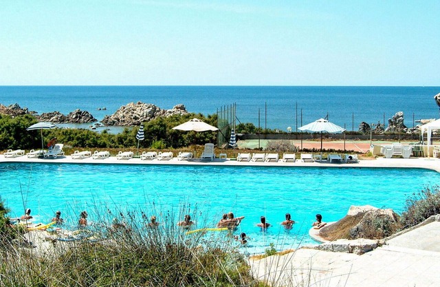 Nice apartment for 6 people with pool, TV, balcony, pets allowed and parking