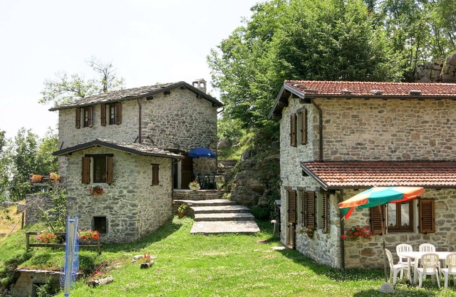 Nice apartment in villa for 12 people with WIFI, private pool, TV, patio and pets allowed