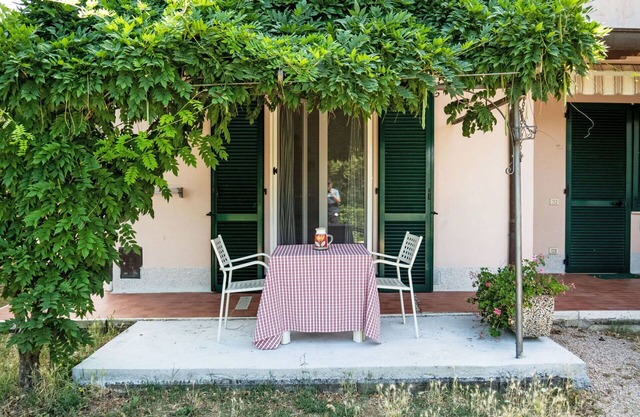 Nice apartment for 4 guests with pool, A/C, WIFI, TV, patio and pets allowed