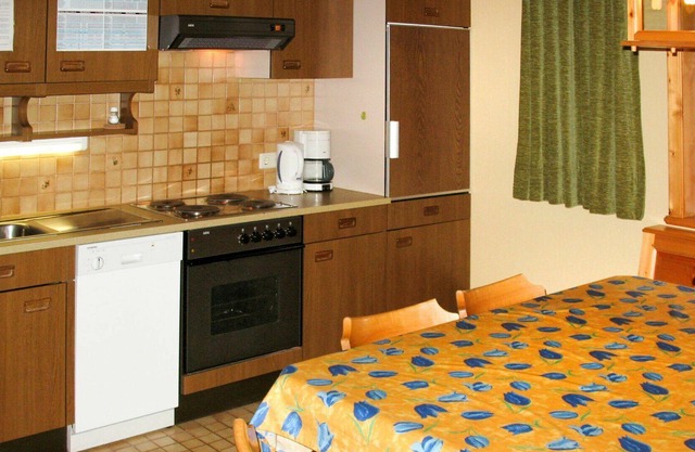 Nice apartment for 6 people with WIFI, TV, balcony and parking