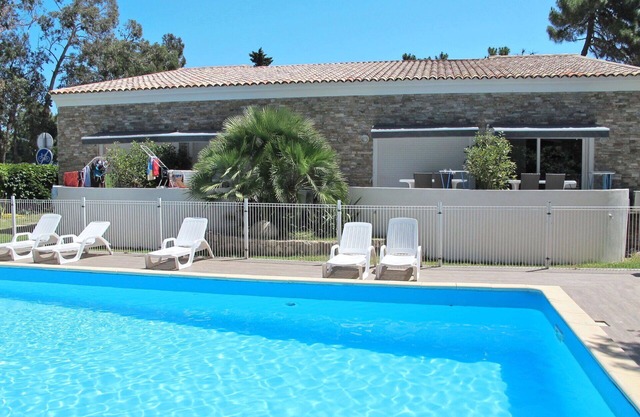 Nice apartment for 6 people with A/C, pool, WIFI, TV, terrace and pets allowed