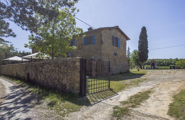 Nice apartment in villa for 6 guests with pool, WIFI, TV, patio, pets allowed and panoramic view