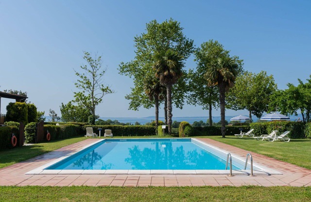 Nice apartment in villa for 6 guests with WIFI, pool, TV, terrace and pets allowed
