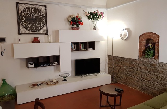 Nice apartment in "Oltrarno" within walking distance from Pitti/Boboli with Wi-Fi, a/c