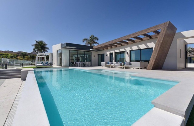 Nice apartment in villa for 12 guests with A/C, WIFI, private pool, TV, terrace and pets allowed