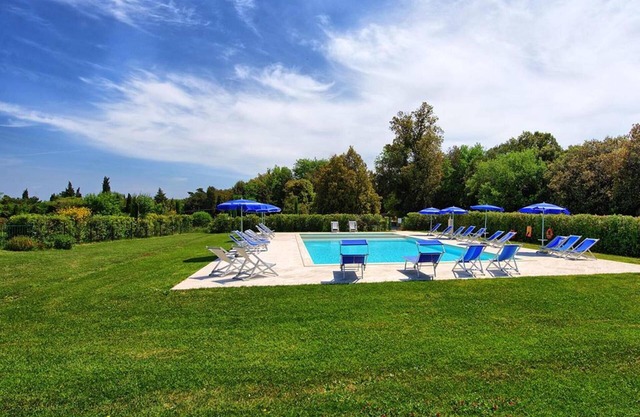 Nice apartment in villa with pool, WIFI, A/C, TV, veranda and panoramic view, close to San Gimig.