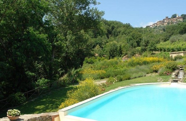 Nice apartment in villa for 6 guests with WIFI, pool, TV, patio, pets allowed and parking