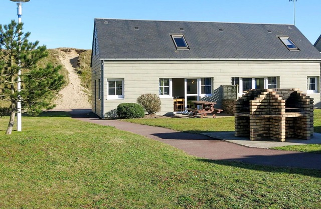 Nice apartment in villa for 4 guests with WIFI, TV, terrace, pets allowed and parking