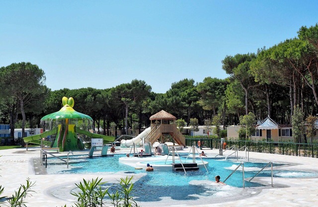 Nice apartment in villa for 4 people with WIFI, pool, A/C, TV and terrace