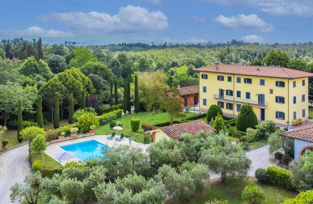 Nice apartment in villa for 15 people with hot tub, private pool, A/C, WIFI, TV and pets allowed