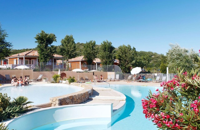 Nice apartment in villa for 4 people with pool, hot tub, A/C, WIFI, terrace and pets allowed