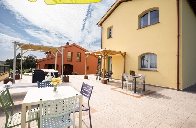 Nice apartment in villa for 5 people with pool, WIFI, A/C, TV and patio