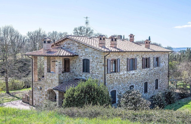 Nice apartment in villa for 6 guests with pool, WIFI, TV, patio and pets allowed