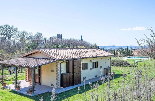 Nice apartment in villa for 4 people with A/C, WIFI, pool, TV, patio and pets allowed