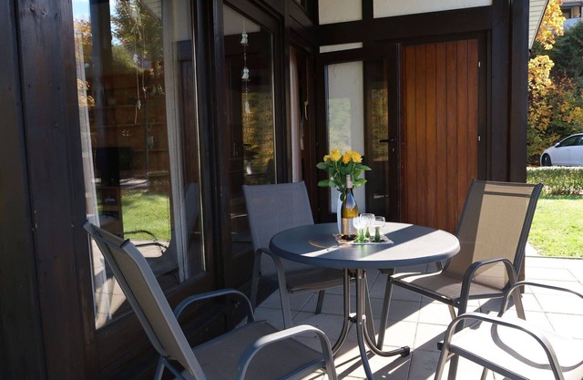Nice apartment in villa for 4 guests with pool, TV, terrace and pets allowed