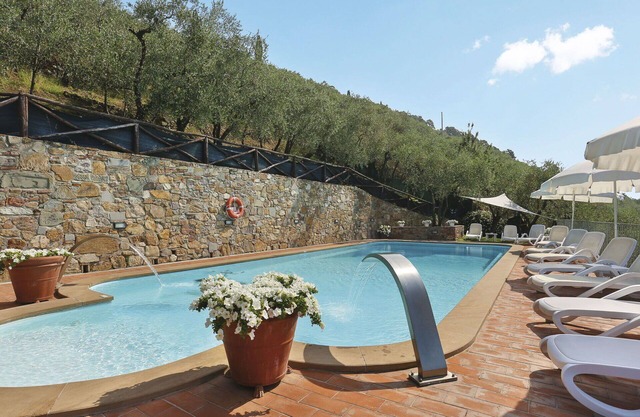 Nice apartment in villa for 4 people with pool, WIFI, TV, patio and pets allowed