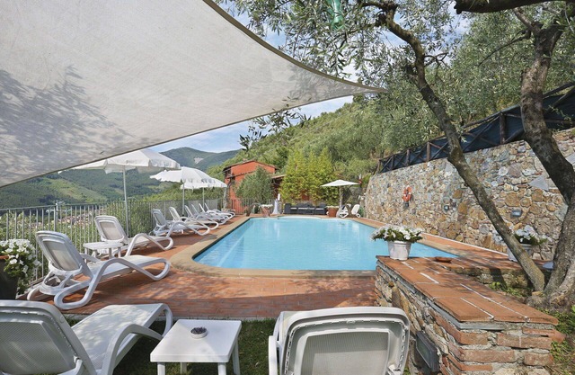 Nice apartment in villa for 6 people with WIFI, pool, TV, patio and pets allowed
