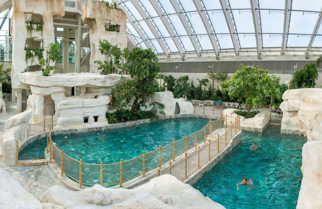 Nice apartment in villa for 4 guests with pool, WIFI, hot tub, TV, terrace and parking