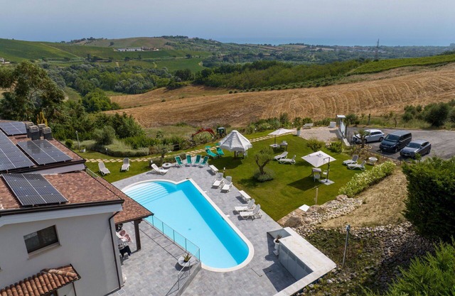 Nice apartment in villa with A/C, pool, hot tub, WIFI, TV, patio, pets allowed, panoramic view