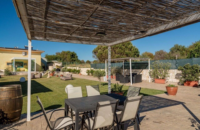 Nice apartment in villa for 11 people with WIFI, A/C, pool, TV, patio and pets allowed