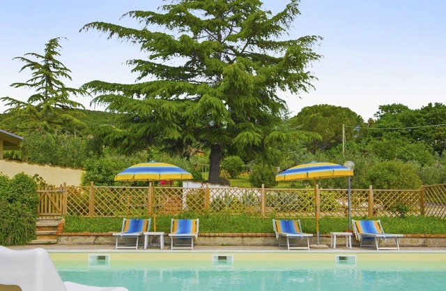 Nice apartment in villa with WIFI, pool, TV, terrace, pets allowed, parking, close to San Gimignano