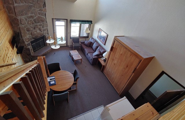 Nice Condo with Loft; Sleeps Eight; Near the Slopes and Near RMNP