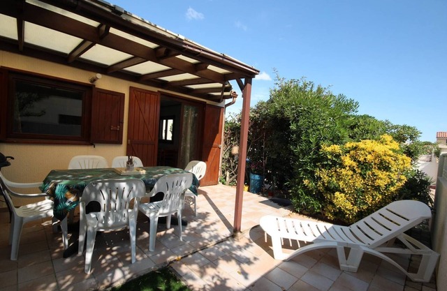 Nice corner villa located with airco in LES TAMARIS (pool extra fees), 2 bedrooms, Wifi, 500 from.