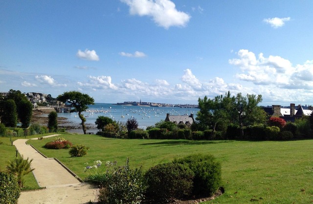 Nice duplex apartment in an ancient priory, access to the beach through the park