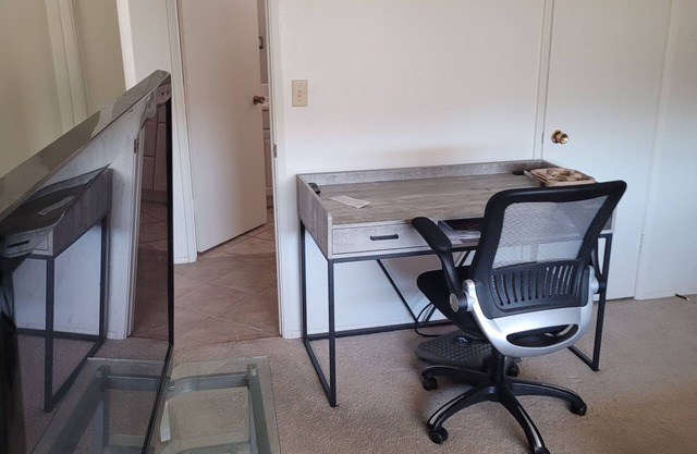 Nice home for rent in a quiet area close to Scottsdale and Glendale area. Open