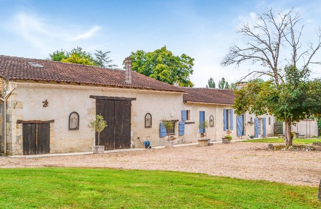 Nice home in Bourg du bost with WiFi