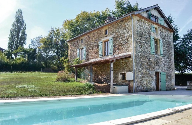 Nice Home In Le Pouget With 3 Bedrooms, Private Swimming Pool And Outdoor Swimming Pool