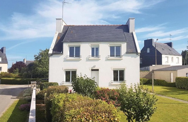 Nice home in Pouldreuzic with 4 Bedrooms and WiFi