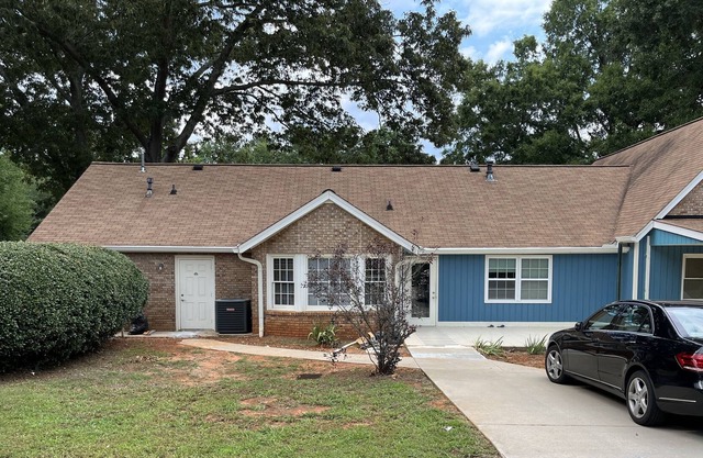 Nice house five minutes from downtown Roswell
